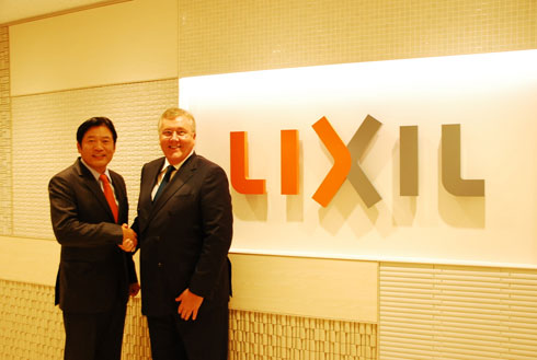 Grohe CEO David Haines (re) und Lixil CEO Yoshiaki...