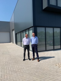 v.l.n.r.: Andreas Ziegler, geschäftsführender Inhaber ZEWOTHERM, und Rob Muije, Geschäftsführer der neuen Niederlassung ZEWOTHERM B.V., freuen sich über eine gute Partnerschaft.<br />Bild: ZEWOTHERM