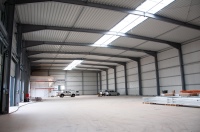 Blick in die Halle: Ein neues Flächensystem zum Heizen, Lüften und Kühlen wird noch verlegt. In dem Neubau installiert ZEWOTHERM regenerative und nachhaltige Systeme aus eigener Fertigung, der Strom kommt von der eigenen PV-Anlage.<br />Bild: Zewotherm