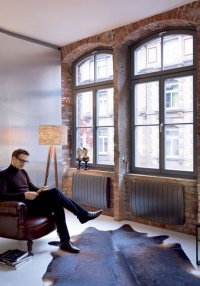 Zehnder Fare Tech verbindet modernes,zeitloses Design mit intelligenter Regelung. Als smarte Elektro-Heizlösung sorgt der Zehnder Fare Tech für eine punktuelle, schnelle Wärme in Neubau und Renovation. Für eine exakte Regelung der Raumtemperatur sorgt dabei die harmonisch ins Design integrierte Bedieneinheit, über die jederzeit die aktuelle Temperatur sowie der Energieverbrauch abgelesen werden können.