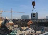 Ideale Systemlösungen für die Wohnungswirtschaft:  Eine zentrales Lüftungsgerät sorgt komfortabel ganz automatsch jederzeit für gesundes Raumklima.  Aufgrund der Wärmerückgewinnung können zudem – wie hier beim Beispiel der Solarsiedlung Düsseldorf – bis zu 40 % Heizkosten eingespart werden.