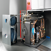 Einfache Montage und Wartung dank modularem Aufbau: Alle in der Zehnder ComfoBox integrierten Komponenten - wie hier die Sole-Wasser-Wärmepumpe -  sind ganz einfach über die Frontseite des Geräts zu erreichen.<br />