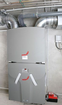 Der Zehnder Artic 500, die erste Kühl-Unit für kontrollierte Wohnraumlüftung auf dem deutschen Markt, bringt gekühlte Frischluft in alle Räume und schafft das gewünschte Wohlfühlklima auch an heißen Tagen. 