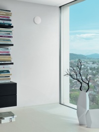 Das neue Zuluft-Tellerventil Zehnder ComfoValve Luna S125 des Raumklimaspezialisten Zehnder überzeugt durch ansprechende, dezente Formgebung mit nur 30 mm Aufbauhöhe und sehr leiser Luftausströmung ohne Zugerscheinung dank intelligentem Ausströmverhalten.