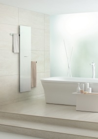 Zehnder Deseo Verso besticht auch durch große Flexibilität: Noch bei der Installation kann der Auszug der Handtuchhalter nach links oder nach rechts frei gewählt werden. Zudem werden die Handtücher durch die gleichmäßige Wärmeverteilung auf der Rückseite des Design-Heizkörpers angenehm vorgewärmt.