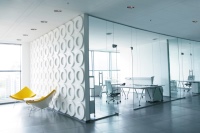 Zehnder Heiz- und Kühldecken-Systeme verfügen in der perforierten Ausführung bereits über sehr gute Werte bei der Schallabsorption. Durch das innovative Akustikelement werden die schallabsorbierenden Eigenschaften auf ein optimales Niveau verbessert.