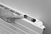 Schnell und effizient zur Wunschtemperatur: Der neue Design-Heizkörper Zehnder Nova Neo verfügt über eine geräuscharme Ventilationsunterstützung in drei Stufen. Dabei brauchen die Ventilatoren nicht mehr Strom als ein TV-Gerät im Standby-Modus und schalten bei erreichter Kuscheltemperatur automatisch aus.   