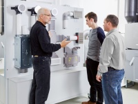An der „Systemwand“ werden die individuellen Verlegemöglichkeiten der Zehnder Luftverteilsysteme anschaulich und praxisnah aufgezeigt.