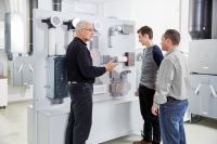 An verschiedenen „Systemwänden“ können Teilnehmer selbstständig die Inbetriebnahme eines Lüftungsgerätes oder die Reinigung des Luftverteilsystems trainieren. Auch der Umgang mit dezentralen Lüftungsgeräten wird hier geschult.