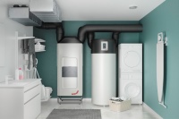 Das Komfort-Lüftungsgerät Zehnder ComfoAir Q liefert stets frische und gesunde Luft, die von der neu entwickelten Luft/Luft-Wärmepumpe Zehnder ComfoClime Q genau nach Wunsch temperiert wird. Das vorgedämmte Luftverteilsystem Zehnder ComfoFresh mit Thermal Shield transportiert schließlich die frische Luft in die Wohnräume, ohne dabei wichtige Wärmeenergie zu verlieren.