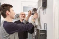 An der „Systemwand“ trainieren Teilnehmer selbstständig.......