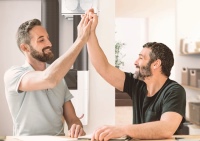 Mit seinem neuen Partnerprogramm „Aufwind“ ist Zehnder das erste Unternehmen, das seinen Marktpartnern ein speziell auf den Lüftungsbereich zugeschnittenes Partnerprogramm bietet. Die Leistungen des Raumklimaspezialisten reichen von vereinfachten Garantieverlängerungen über Marketingunterstützungen bis hin zu exklusiven Trainings.<br />Bilder: Zehnder