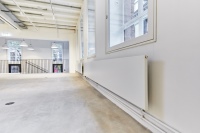 Bei der Grundsanierung gelang Architekten und Planern die Integration modernster Heiztechnik in die historische Bausubstanz: Insgesamt 43 Heizkörper des Raumklimaspezialisten Zehnder wurden in das neue Stadtmuseum, in dem einst Kachelöfen und Tonwaren hergestellt wurden, installiert. Der minimalistische Heizkörper Zehnder Plano schmückt den Eingangsbereich des Museums.