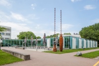 Die Hochschule Offenburg besitzt seit 1983 eine campuseigene Mensa. Gut 30 Jahre steigenden Zulaufs später, waren die Kapazitäten des Mensagebäudes so weit ausgelastet, dass die Hochschule eine weitreichende Erweiterung und Sanierung der Räumlichkeiten veranlasste. In diesem Zuge wurde auch ein komplett neues Heizdeckensystem von Zehnder installiert.