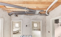 Bei der Installation der Zehnder Komfort-Lüftungssysteme wurden die Lüftungsrohre über der abgehängten Decke verlegt. Vom Abstellraum aus verlaufen sie in die übrigen Räume. Formteile, wie der Zehnder Verteiler flat 51 zur Verteilung der Luftmengen auf die einzelnen Rohrleitungen, erleichtern die Verlegung und sparen Zeit bei der Montage. 