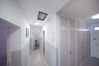 Um die schadstoffbelastete Straßburger Luft beim Lüften nicht ständig in die Wohnung zu lassen und nebenbei noch Energie zu sparen, entschied sich Marcel Blunk im Zuge der Komplettsanierung seiner Eigentumswohnung, eine Lüftungsanlage zu installieren. Dank minimalen Abmessungen, schlauer Rohrverlegung und dezenten Luftauslässen, fügt sich das System stilsicher in das moderne Wohnungsambiente ein. <br />Bilder: Zehnder