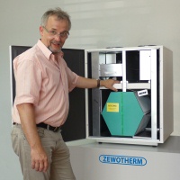 Jörg-Uwe Schliebe, Key-Account Manager für die kontrollierte Wohnraumlüftung mit einem Lüftungsgerät der neuen kontrollierten Wohnraumlüftung des Remagener Mittelständlers. Bilder: Zewotherm