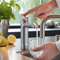 Beim Druck auf die rechte Taste fließt gekühltes Wasser aus der Armatur.<br />Bilder: Clage