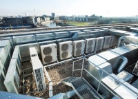 Durch eine Kaskadierung von bis zu sechs Außeneinheiten (Mr. Slim-Serie) lassen sich Leistungsbereiche von bis zu 132 kW Kälte- bzw. 162 kW Heizleistung abbilden.