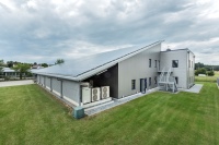 In diesem Firmengebäude versorgt eine PV-Anlage die Wärmepumpe, die die komplette Heizlast abdeckt. Bild: Seleq / Aumer 