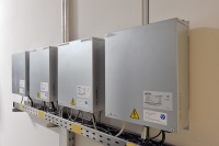 Die jeweiligen Schnittstellen bestehen unter anderem aus der Controllerbox, hier in einer Vierer-Kaskadenausführung.