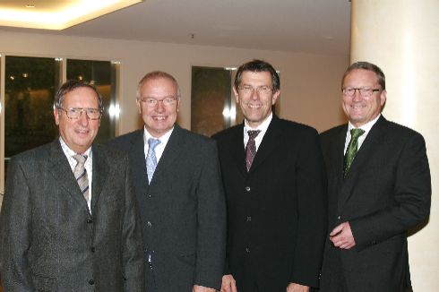 Stabwechsel: Herbert Decker (links) gibt am 01. Februar...