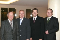 Stabwechsel: Herbert Decker (links) gibt am 01. Februar.......