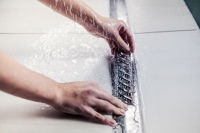 Die Tip & Flip-Funktion zum Abnehmen Rostes ohne Hilfsmittel, freier Rohrzugang, der zweiteilige, herausnehmbare Geruchsverschluss und das einfach entnehmbare Haarsieb sorgen für hohen Reinigungskomfort. 