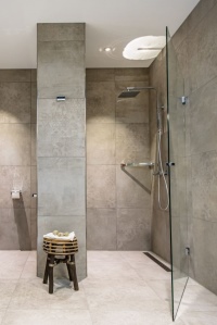 Die Besonderheiten der neuen Duschrinne ACO ShowerDrain C sind neben dem neuen, zweiteiligen Geruchsverschluss der hydrogeformte Ablauftopf, der der Rinne trotz niedriger Einbauhöhe und filigraner Optik eine sehr hohe Ablaufleistung verleiht. 