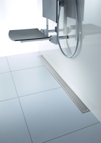 Die Besonderheiten der Edelstahl-Duschrinne ACO ShowerDrain C sind neben dem neuen, zweiteiligen Geruchsverschluss der hydrogeformte Ablauftopf, der der Rinne trotz niedriger Einbauhöhe und filigraner Optik eine sehr hohe Ablaufleistung verleiht. 