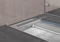 Bodenaufbau eines barrierefreien Duschplatzes mit der Edelstahl-Duschrinne ACO ShowerDrain E+ mit flüssig zu verarbeitenden Abdichtungsstoffen im Verbund mit Fliesen.