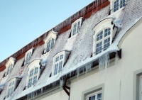 Vor der Investition in eine Dachrinnen-, Rohrbegleit- und Schrägdachheizung stellte der Winter die Betreiber von Schloss Lautrach vor hohe Herausforderungen: Zeitaufwändige Sicherungs- und Schnee¬räumarbeiten waren notwendig, um Mitarbeitern und Gästen stets den sicheren Zugang zum Gebäude zu ermöglichen. Bilder: AEG
