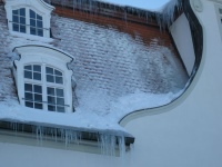 Vor der Investition in eine Dachrinnen-, Rohrbegleit- und Schrägdachheizung stellte der Winter die Betreiber von Schloss Lautrach vor hohe Herausforderungen: Zeitaufwändige Sicherungs- und Schneeräumarbeiten waren notwendig, um Mitarbeitern und Gästen stets den sicheren Zugang zum Gebäude zu ermöglichen. 