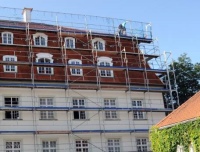 Die Installation der Dachrinnen- und Rohrbegleitheizung erforderte eine komplette Einrüstung des Gebäudes. Im Winter 2011/2012 wird es erstmals keine Eiszapfen mehr zu sehen geben.