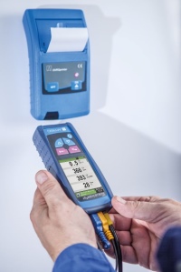 Thermodrucker über die integrierten Magnete an die Heizung pinnen, Messgerät per IR-Schnittstelle koppeln und schon kann direkt vor Ort gedruckt werden.<br />Bilder: AFRISO