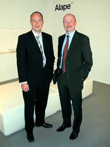 Carsten Müller (li) hat  bei der Alape GmbH  den interimsweise...