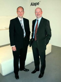 Carsten Müller (li) hat  bei der Alape GmbH  den interimsweise.......