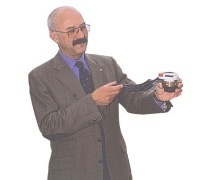 Herr Claus-Peter Weide von der Allmess-Geschäftsführung mit dem Kompaktwärmezähler Integral-MK MaXX