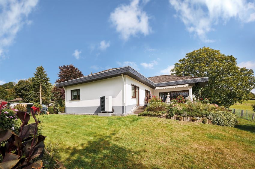 Die Monoblock-Wärmepumpe aroTHERM plus kann Vorlauf-...