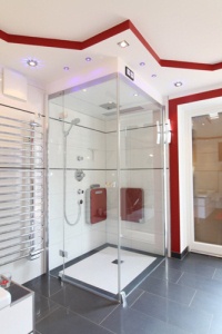 Die Artweger Dampfdusche Body+Soul mit Dampfgenerator, Einzelsitzen, Audio- und Farblichtsystem, Kopfbrause und Handbrause sorgt für Entspannung und Wohlbefinden. Fotos: Artweger