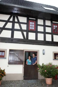 Der historische Vier-Seiten-Bauernhof aus der Zeit um das Jahr 1750 liegt in Sachsen rund 25 Kilometer südlich von Meerane. Heiko und Conny Wolf freuen sich über ihr neues Zuhause.