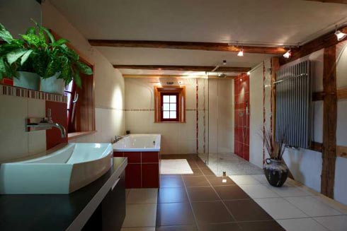 Das Fenster zwischen Wanne und Dusche sorgt für ausreichende...