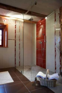 Als Dusche kam die Artweger Walk In mit einer Seitenwand zum Einsatz. Durch die besondere Raumsituation wurden die beiden Glasflächen aus 8 mm Einscheiben-Sicherheitsglas direkt im Werk auf das gewünschte Maß (100 cm Breite und 198 cm Höhe) zugeschnitten. Fotos: Dirk Dießel 