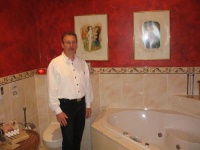 Für den gesamten Umbau der 41 Bäder im Hotel Am Zault war Rolf Müller, Geschäftsführer von Felbert GmbH, mit seinem Team verantwortlich.  