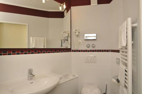 Als Kontrastfarbe an den Wänden wurde ein warmer Bordeaux-Ton...
