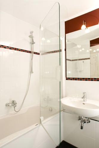 In die Badezimmer im 1. Stock wurde die Artweger Badewanne...