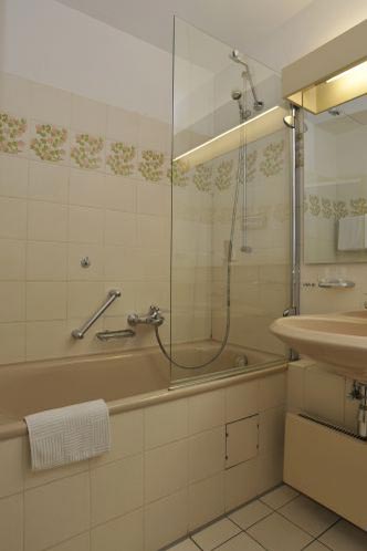 Die Zimmer im Erdgeschoss hatten Badewannen mit einer...