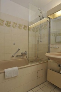 Die Zimmer im Erdgeschoss hatten Badewannen mit einer halben Duschabtrennung als Spritzschutz.