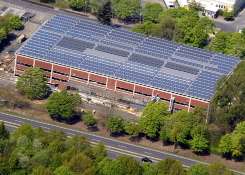 Die auf 5000 m² Dachfläche installierte PV-Anlage wird...