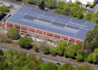 Die auf 5000 m² Dachfläche installierte PV-Anlage wird gleichzeitig ein beeindruckendes Testcenter für die Performance von Solaranlagen. Foto: AS Solar